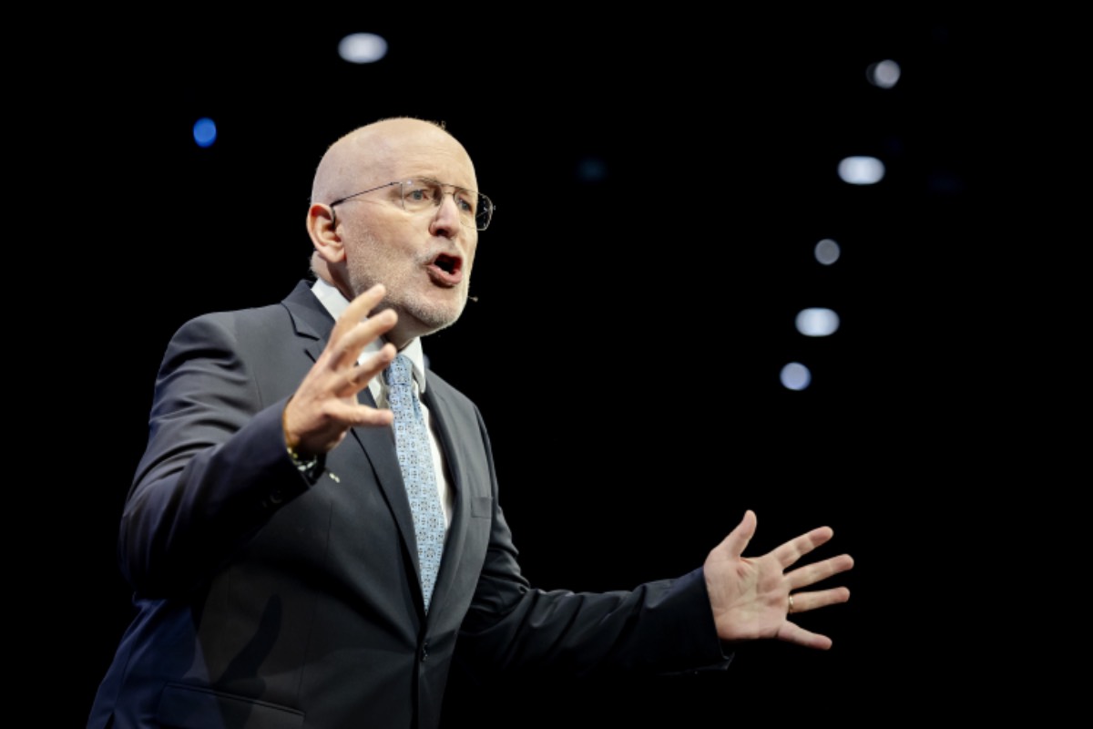 AshgateScott's tweet card. Frans Timmermans, leider van GroenLinks-PvdA, wil de aanleg van windmolens flink versnellen. Tijdens het WindDay-congres in Rotterdam zei hij: ‘Er is een noodsituatie, die we bestuurlijk moeten doorbr