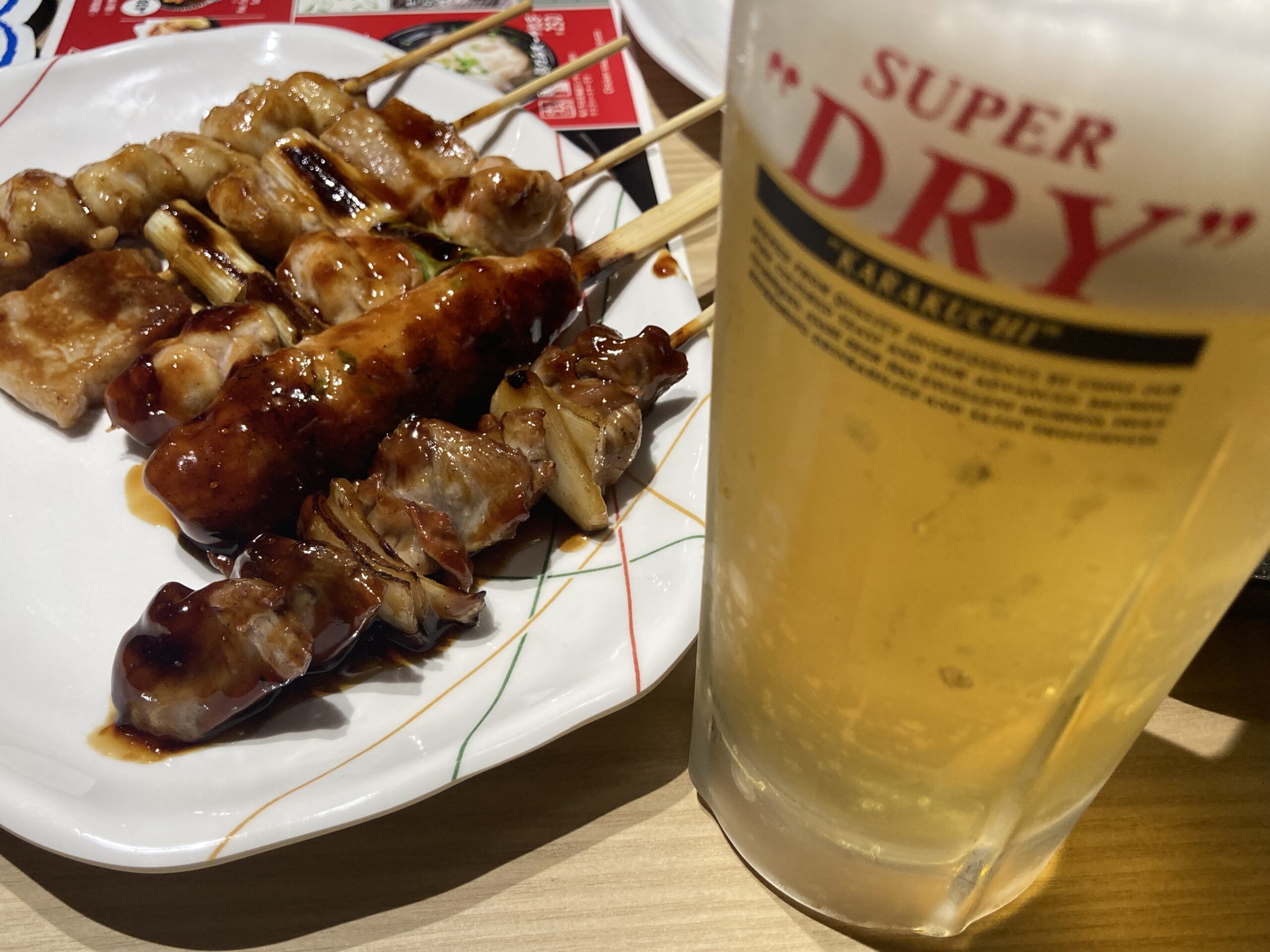 officeAZM's tweet card. 久々に串鳥で焼鳥です。駅地下の小さな店から、ここまで大きくなったのは、味もですが絶妙な接客にもあると思っています。みなさん、こんにちは。ホスピタリティコーディネーターの濱野まさひろです。最近、Xのトレンドで「マナー講師」という言葉が話題にな...