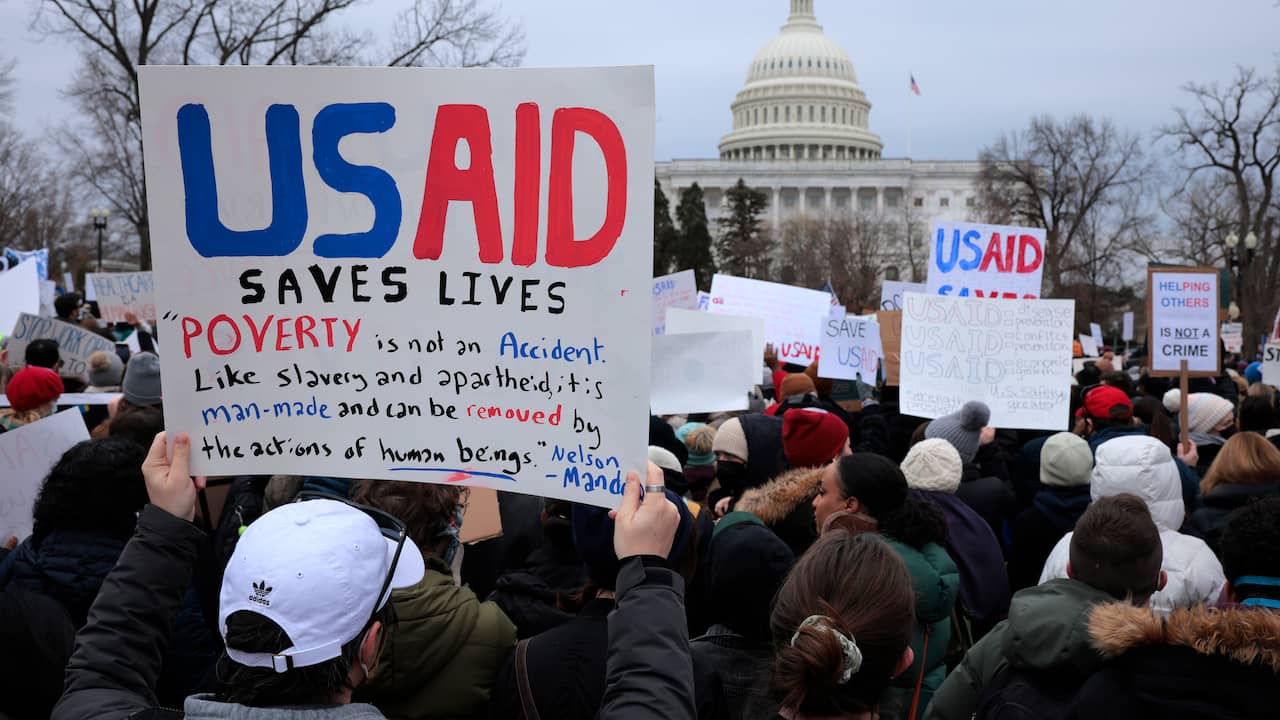 stefanvanlaar's tweet card. Het Amerikaanse Huis van Afgevaardigden heeft ingestemd met een bezuiniging van 9 miljard dollar (7,7 miljard euro) op publieke media en buitenlandse hulp. Hoewel bezuinigingen op hiv- en aidsprogr...