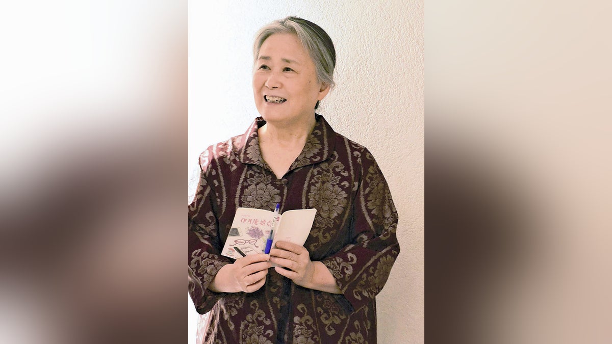 YOL_culture's tweet card. 【読売新聞】「パパイアから人生」夏井いつきさん 夏のある日。地元、愛媛での中学教諭時代の教え子が亡くなった。泰山木が白い大輪の花を咲かせる季節である。「彼の死は泰山木と一緒に記憶されている。亡くなった人と季語はセットで記憶されるんで
