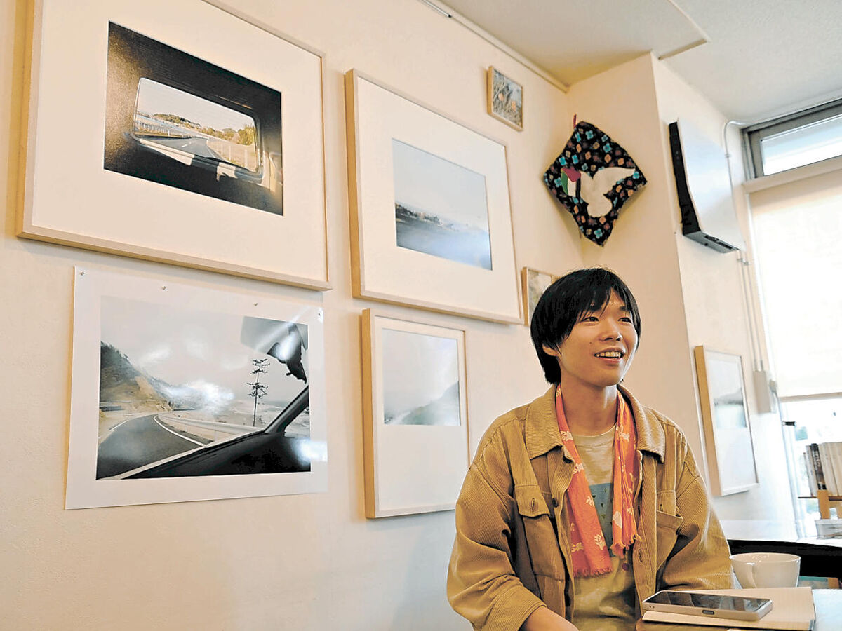 tmmmrita's tweet card. 　熊本県水俣市を拠点に活動する写真家森田具海（ともみ）さん（３０）の写真展「ここで眺める、水俣　そして能登」が、仙台市青葉区と宮城県石巻市で開かれている。何げない風景を写す作風には、東日本大震災の被災…
