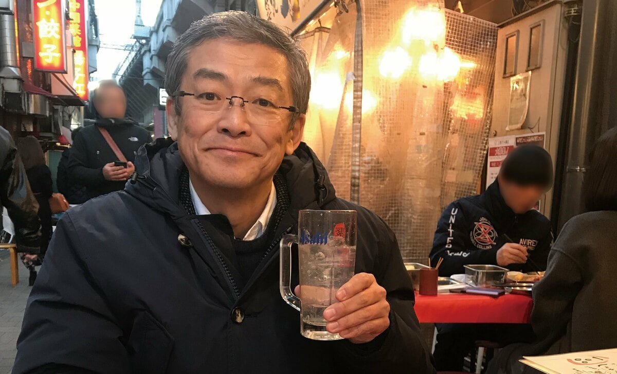 dot_asahi_pub's tweet card. 忖度（そんたく）ゼロの辛口経済評論家、山崎元さんが65歳でこの世を去ったのは2024年1月1日。20年近く連れ添った妻の薫さんに、元さんとの暮らしやお金について語ってもらった。聞き手は楽天証券の投…