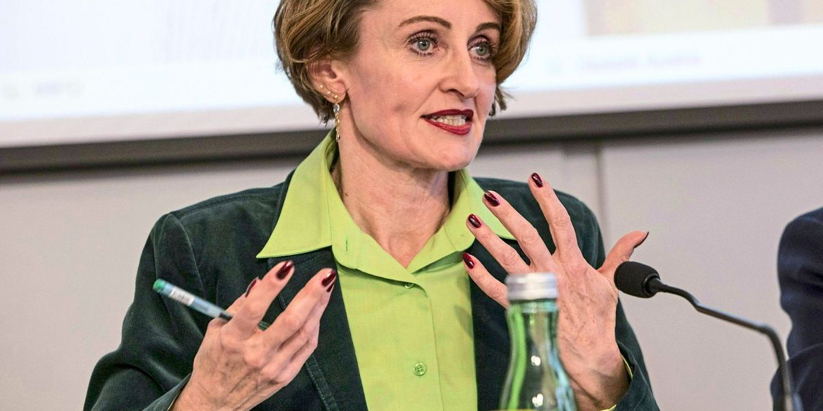 Reini_Binder's tweet card. Laut der Chefin der Alterssicherungskommission, Christine Mayrhuber, werden 27 Prozent der Kosten für Pensionen aus dem Bundesbudget finanziert. Das bindet rund 13 Prozent des Bundeshaushalts