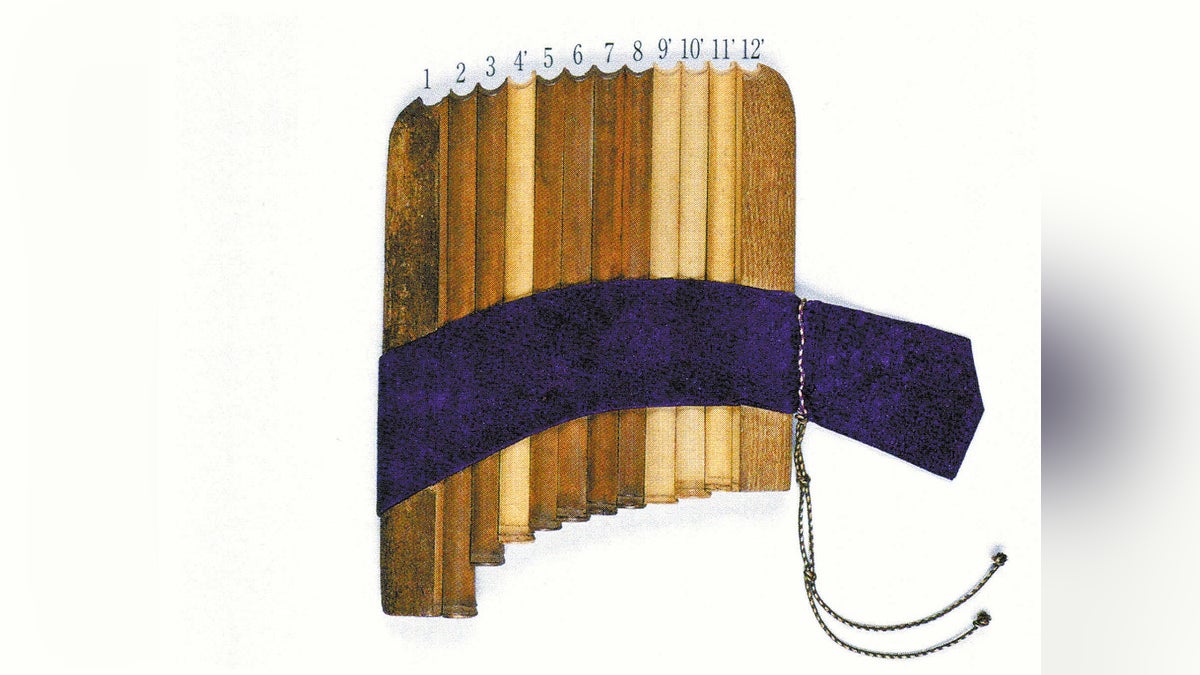shosointen's tweet card. 【読売新聞】　明治時代に誤った形に修理されていた正倉院宝物の管楽器「 甘竹簫 （ かんちくのしょう ） 」を、宮内庁正倉院事務所が元に近い姿に再び修理した。横一列に接着されていた竹管を、酵素を用いることで分離に成功し、正しく並べ替え