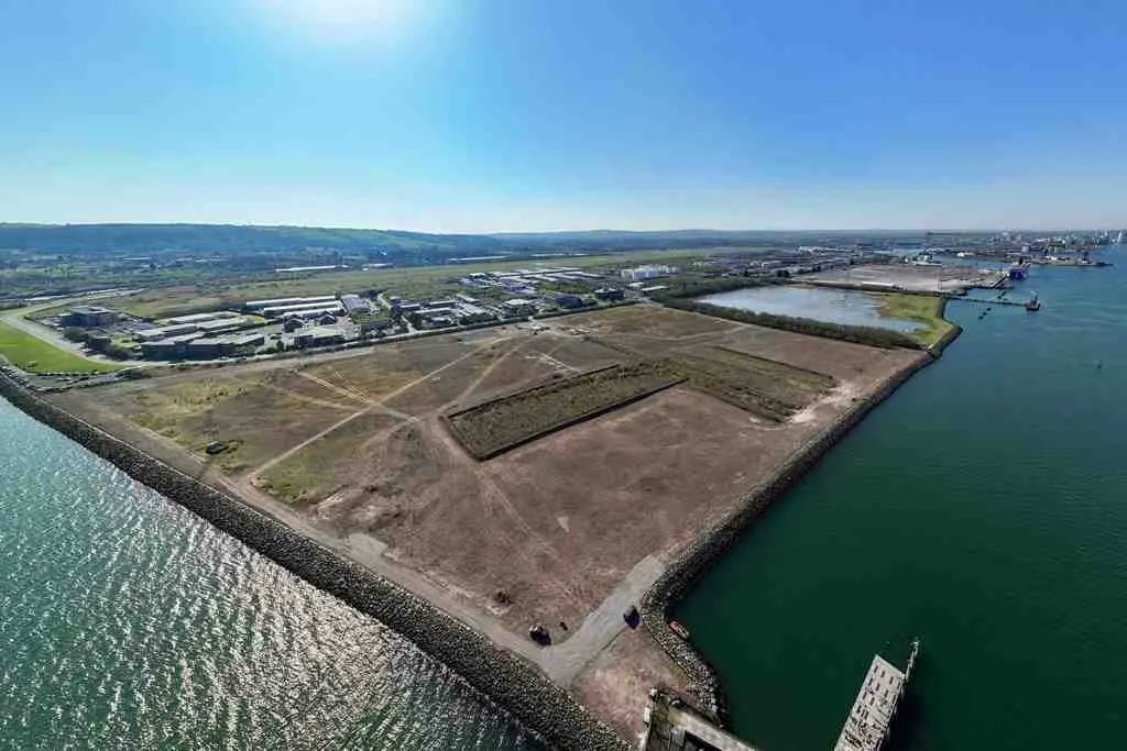CNplus's tweet card. Belfast Harbour has confirmed plans to begin procurement for the construction of a 23-storey residential tower as part of its City Quays development in
