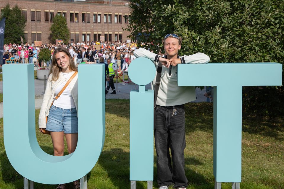 NTB_PRM's tweet card. Nesten 8000 får tilbud om å bli studenter ved UiT til høsten. Du kan fortsatt sikre deg en studieplass.