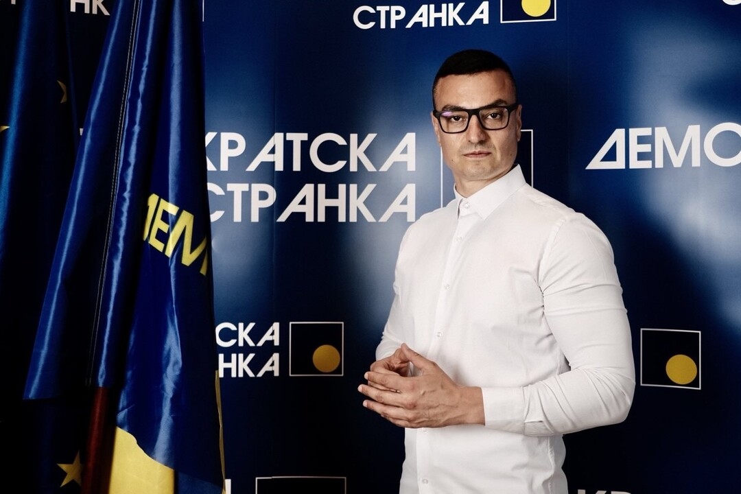 demokrate's tweet card. То што су СНС-ови плаћеници и криминалци из партијских просторија гађали грађане флашама и оштрим предметима, скандалозно је, срамотно и не приличи чак ни најгорим грађанима овог друштва.
