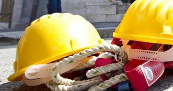 ilriformista's tweet card. Grave incidente sul lavoro a Napoli dove tre operai sono morti cadendo da un ponteggio mobile da un’altezza siderale. La...