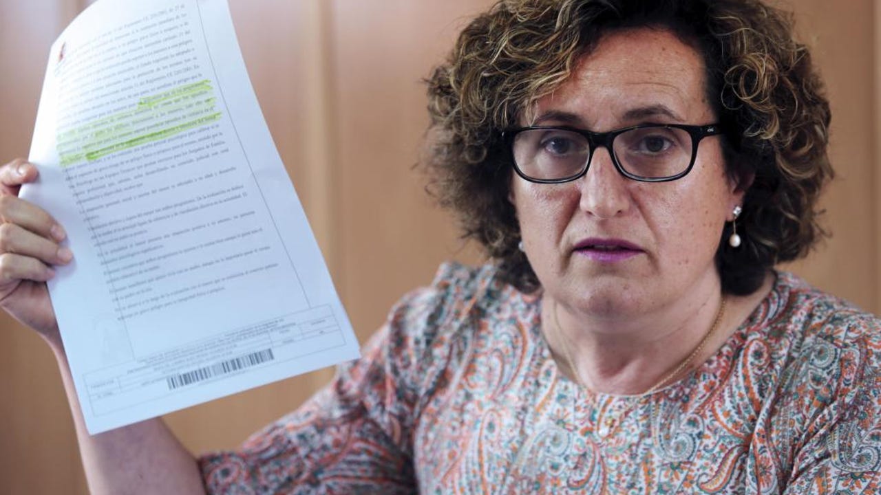 larazon_AND's tweet card. Su participación en el desarrollo del proceso la ha puesto como figura controversial
