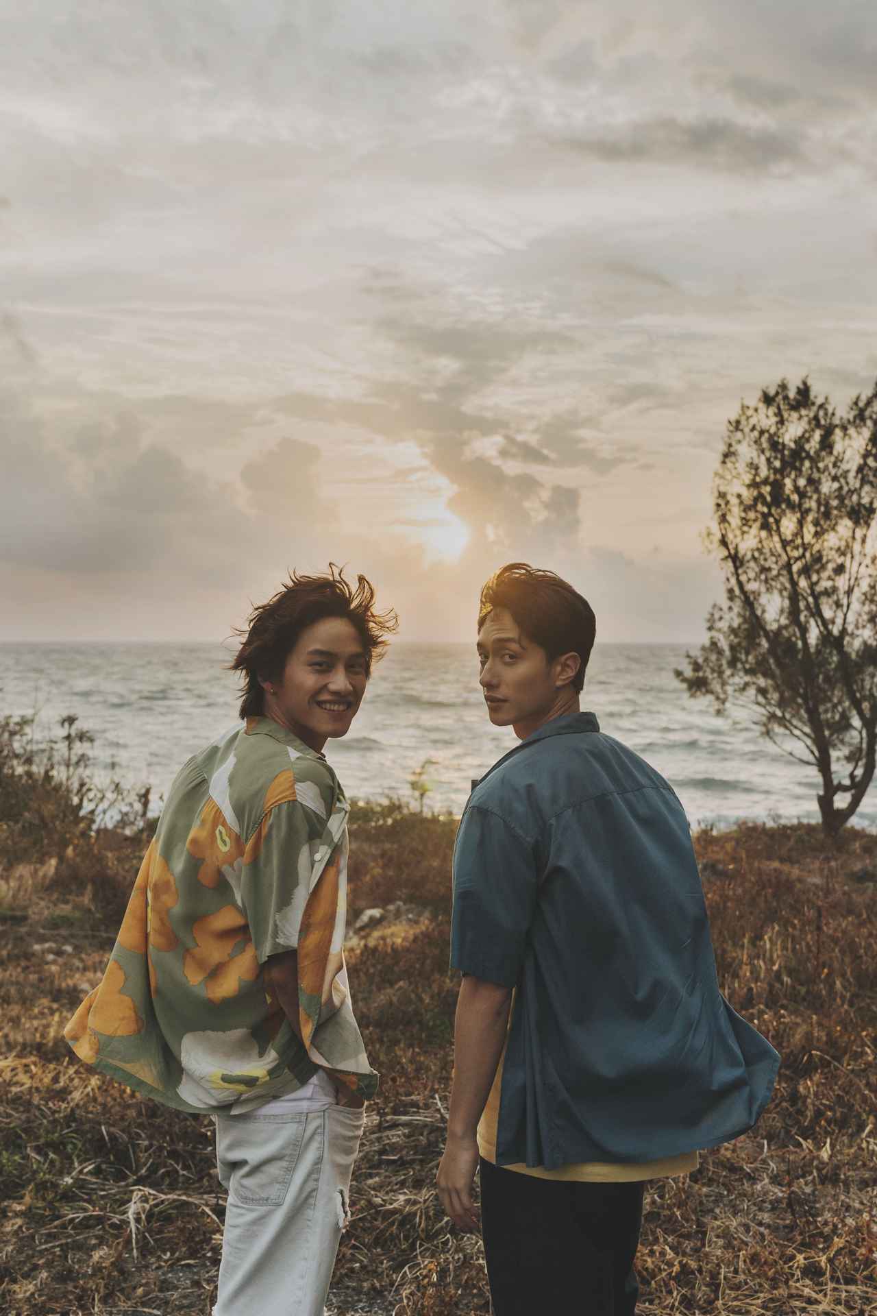 SCREEN__STORE's tweet card. 7月18日（金）発売の「SCREEN 9月号」は、テレンス・ラウが主演、フェンディ・ファンと共演する映画『鯨が消えた入り江』のビジュアルが表紙。7月22日（火）の一夜限りの先行上映ではシネマート新宿限定で、二人が振り向いたビジュアルを含む折り目なしポスター2枚付きの「特別版 SCREEN9月号」を販売。また、スクリーンストアでも「特別版 SCREEN9月号」を数量限定で販売する。