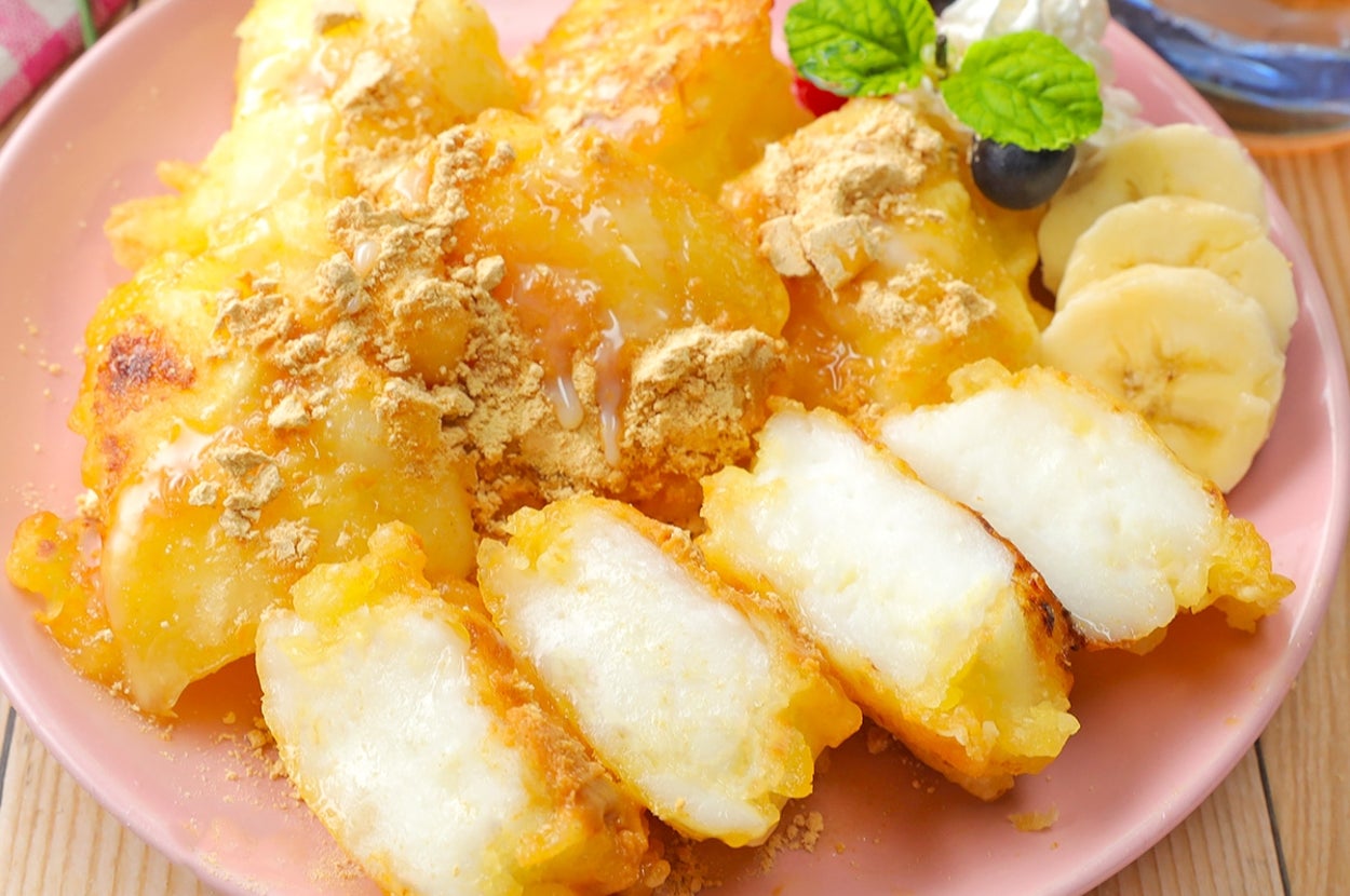 TastyJapan's tweet card. 余りがちな牛乳を、驚きのおやつに変身させるアイデアレシピをご紹介します。牛乳と片栗粉と砂糖を混ぜて牛乳もちにし、天ぷら粉をまとわせてカリッと揚げ焼きにするだけ。外側はサクサク、内側はとろけるような柔らか食感の「牛乳の天ぷら」のレシピです。仕上げにきな粉、練乳をかければ、香ばしさと甘みが一体となった至福のデザートに早変わり。冷たい牛乳もちと熱々の衣のコントラストも楽しく、クセになる味わいです。...