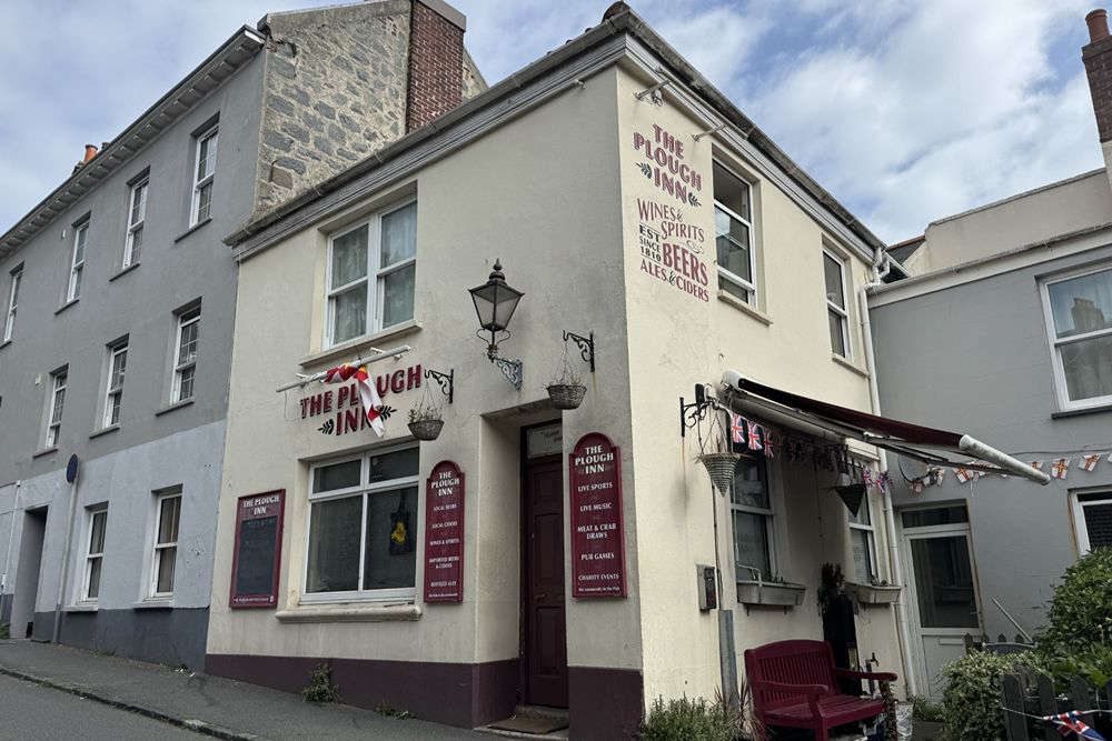 islandfm's tweet card. The brewery is looking for a new tenant for the Plough Inn in Vauvert.