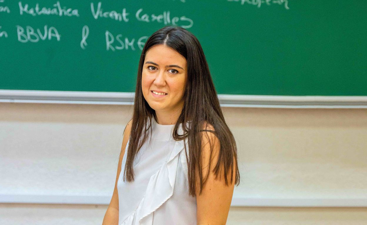 CanalUGR's tweet card. Una ecuación matemática es como una navaja multiusos: puede tener un montón de aplicaciones, algunas insospechadas», explica Claudia García (Almería, 1993). Esta investigadora de la Universidad de Gra