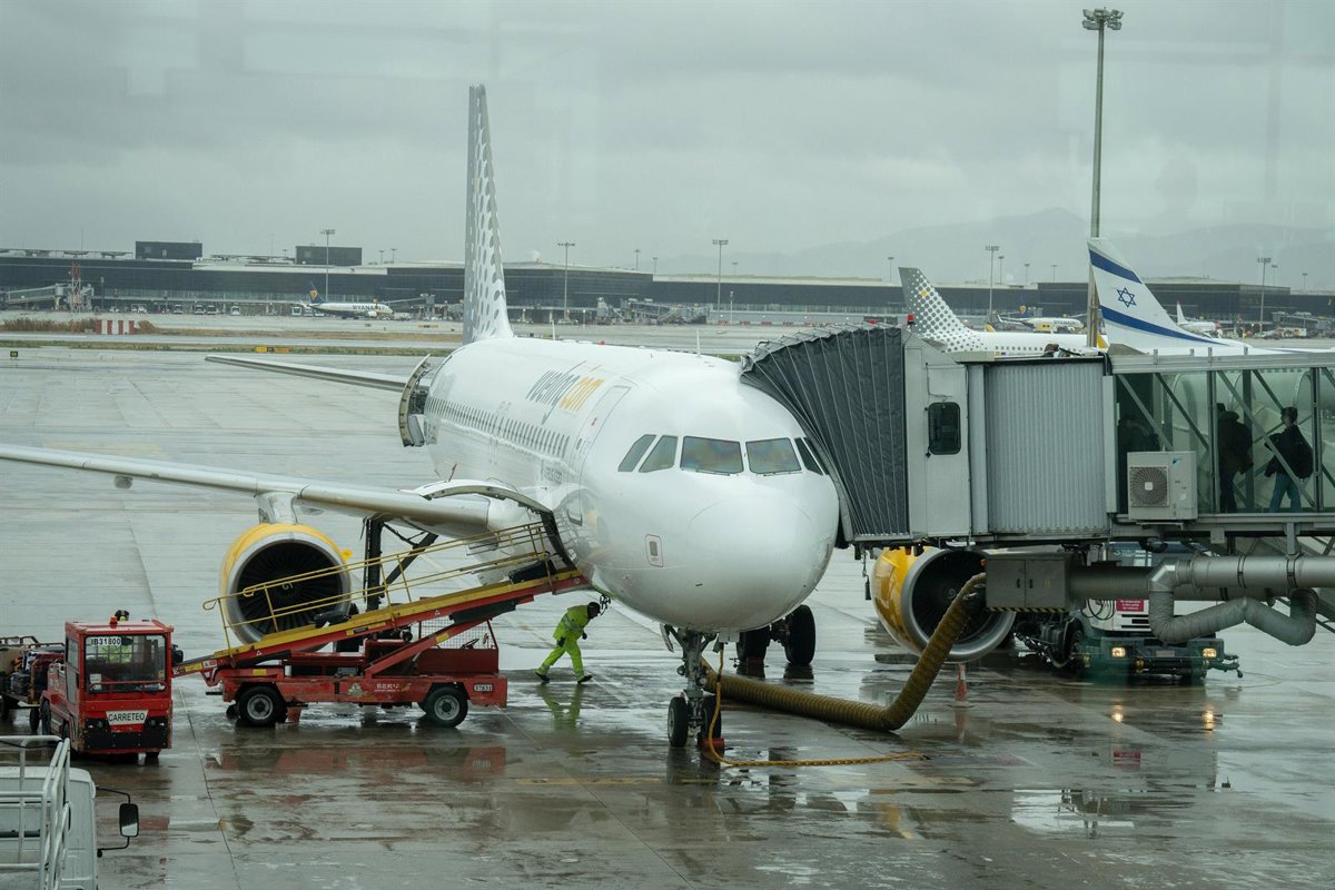 europapress's tweet card. Vueling ha afirmado que los expulsados del vuelo Valencia-París el miércoles manipularon chalecos y...