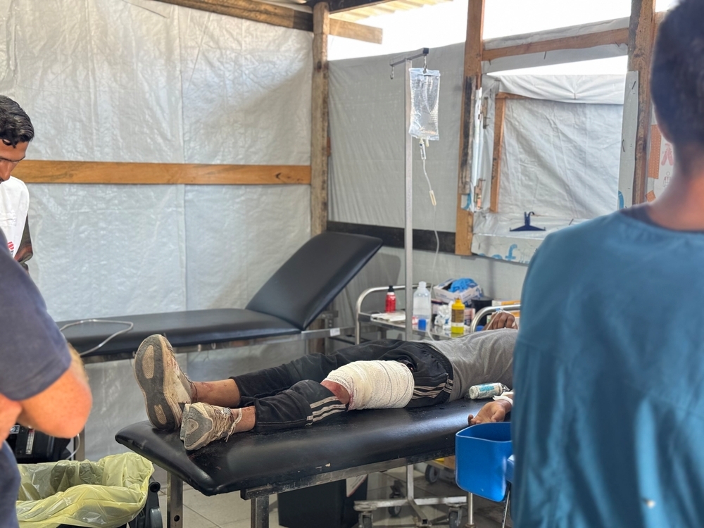 MSF_ITALIA's tweet card. Gaza: MSF costretta ad evacuare clinica di Al Attar, ferme le ambulanze verso Nasser