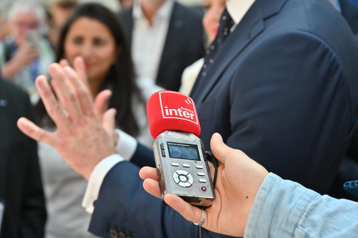 EliseLucet's tweet card. La directrice de l’information de Radio France a annoncé à la cellule d’investigation que son émission hebdomadaire « Secrets d’info » passera à la rentrée de quatre émissions par mois à une seule,...