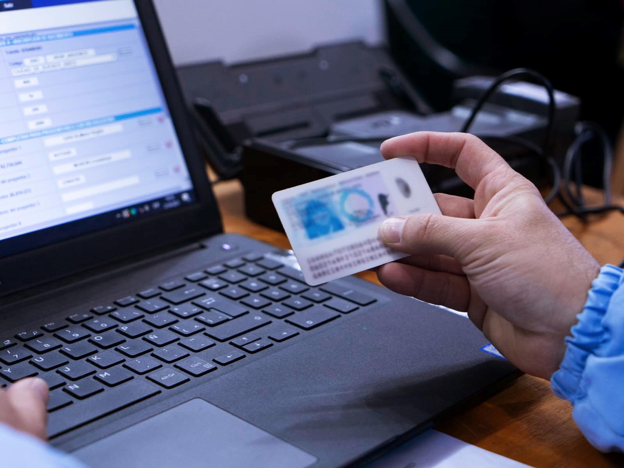 Marce_I_P's tweet card. En Argentina es habitual enviar imágenes del documento para recibir productos o hacer trámites.Safe ID es una herramienta que permite ofuscar los datos.