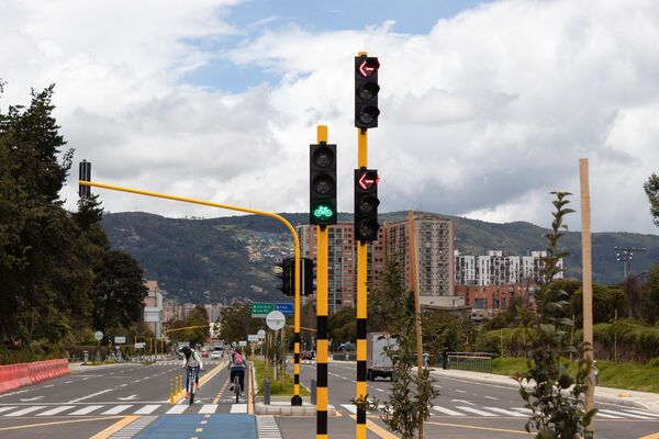 SmartCitiesW's tweet card. The author of a new report is calling for the strategic reorientation of city planning toward walking, cycling, and public space or “active mobility resilience”