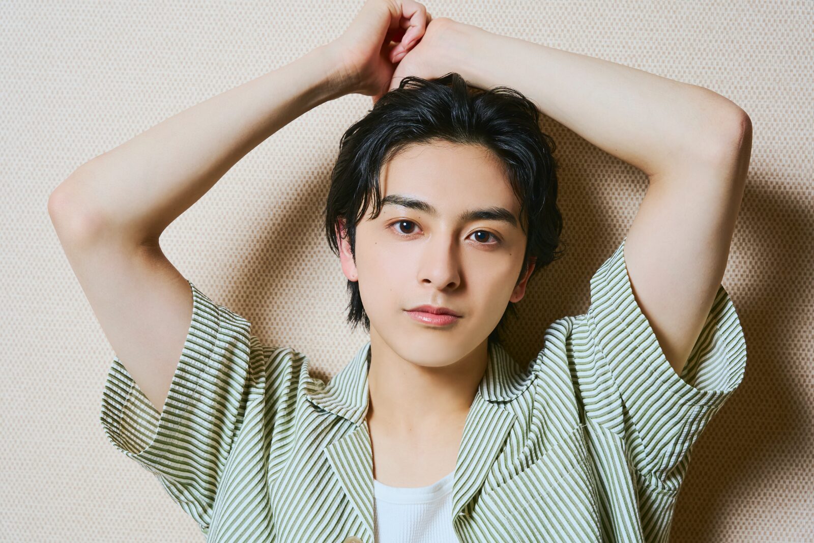 strm_media's tweet card. 数々のドラマ・舞台に出演してキャリアを重ね、今年２月に第32回読売演劇大賞にて杉村春子賞を受賞、若手実力派俳優として進境著しい新原泰佑。山本直樹の傑作漫画を実写化した映画『YOUNG&FINE』で映画