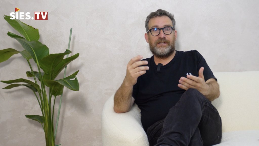 siestv's tweet card. Entrevista a Francesc Viladiu, director artístic de l'(a)phònica. El Festival de la Veu de Banyoles tindrà lloc del 26 al 29 de juny.