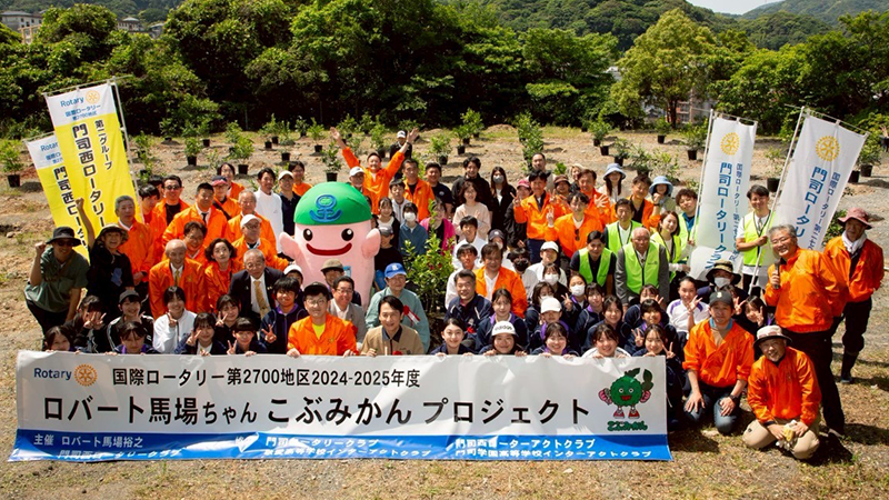 mojiko_insta's tweet card. 料理芸人としても人気のロバート馬場がクラウドファンディングに挑戦します！ その内容は、廃校になった僕の出身中学校の跡地に『こぶみかん』という柑橘類の苗を植えて農園を作ることです！ 僕がとりこになった「こぶみかん」を皆さんに広げたい！そして、地元に何か還元したい！という思いから、 始まったプロジェクトです！　是非、応援よろしくお願いします！！