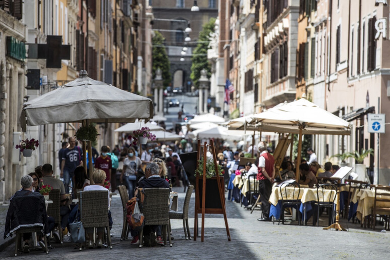 Open_gol's tweet card. Il calo dell’appetito non corrisponde necessariamente a scelte più salutari. Nei mesi estivi aumenta il consumo di alimenti ad alta densità calorica e lipidica: ecco perché