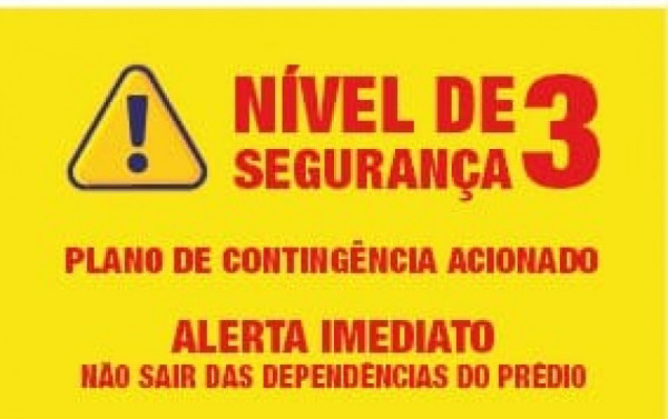 fernandomolica's tweet card. A resistência e fortalecimento de quadrilhas que dominam essas e outras favelas indica incompetência ou cumplicidade dos aparelhos de Estado - vale apostar na segunda opção.