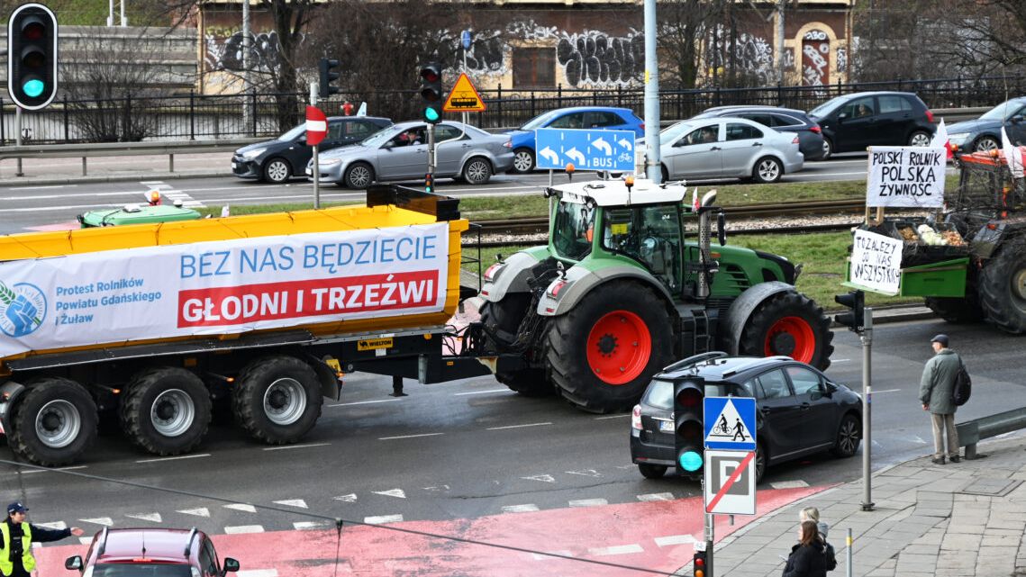MOlanicki's tweet card. Politolodzy na długo przed I turą wyborów zwracali uwagę, że kandydaci nagminnie dają wyborcom obietnice wykraczające daleko poza kompetencje...