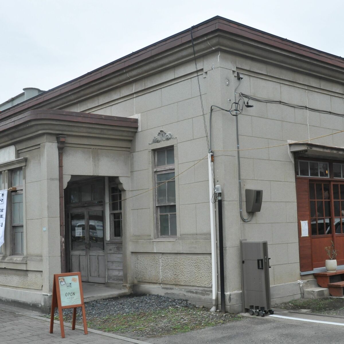 alterbau's tweet card. 【佐野】古里の街なかのにぎわい創出の一助になればと、葛生地区出身の岡田亮太（おかだりょうた）さん（29）が、築90年超という旧葛生郵便局の昭和レトロな建物を活用したカフェ「Ｓｔｒｅｅｔ　ｃｏｆｆｅｅ　とらべる」をオープンさせた。数年間、オーストラリアなどでエスプレッソについて学び、バリスタ修業を積んできた。故郷の街なかにこだわっての開業で、「地域の皆さんをはじめ、多くの人たちに愛される場所と...