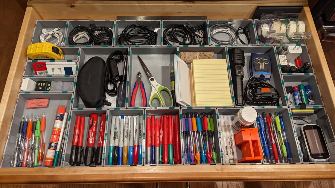 All3DP's tweet card. Your desk is always messy and you don't know what to do? Check out our selection of the best drawer organizers out there to tidy your space!