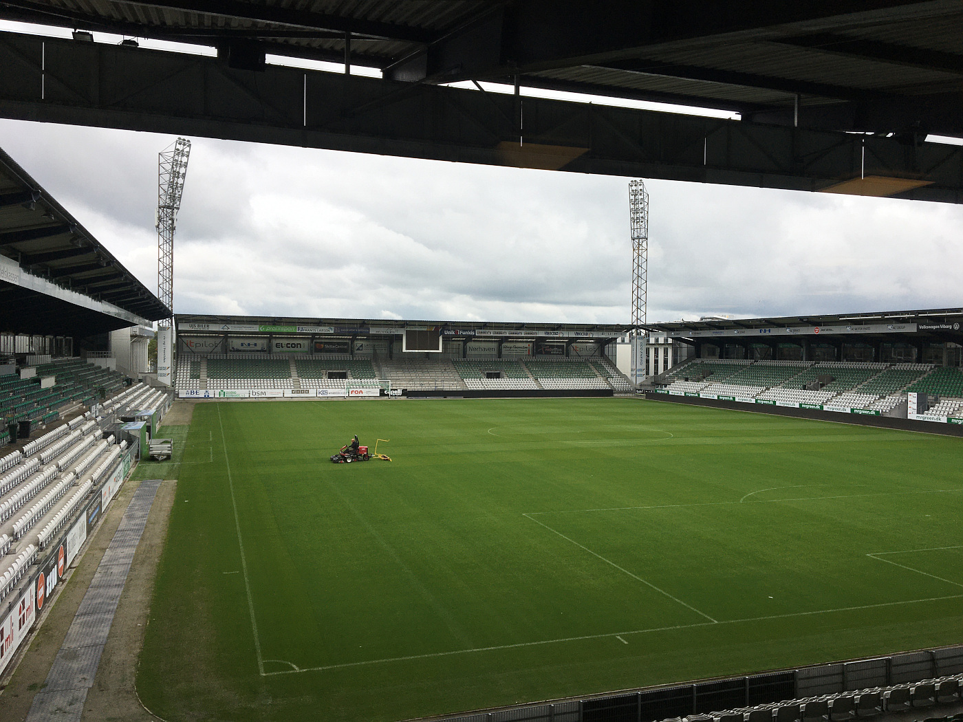 TBlindkilde's tweet card. Danmark og Sverige vil søge om værtsskabet for kvindernes EM-slutrunde i 2029. Det kræver, at der bygges et nyt stadion med plads til ...