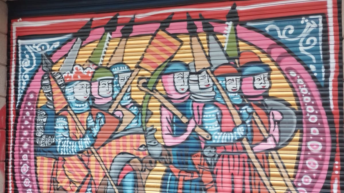 SERPirineos's tweet card. Diferentes espacios han sido transformados en lienzos urbanos mediante una serie de pinturas murales de inspiración medieval