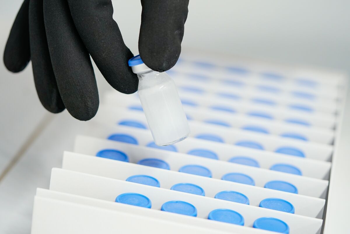 BloombergJapan's tweet card. サレプタ・セラピューティクスが開発したデュシェンヌ型筋ジストロフィー（ＤＭＤ）の遺伝子治療薬「エレビジス」について、欧州連合（ＥＵ）の欧州医薬品庁（ＥＭＡ）は25日、有効との根拠が不十分であるとして、承認を見送った。米国での出荷停止をしたばかりのサレプタに対し、監視の目が一層厳しくなっている。