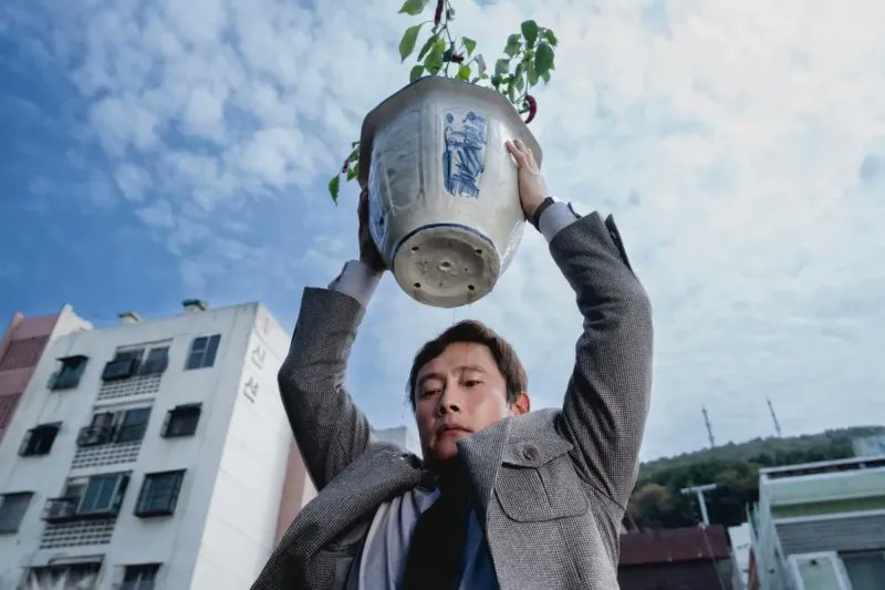 nautiljon's tweet card. Park Chan Wook revient à la comédie noire avec son nouveau film, Aucun autre choix : Déjà adapté en 2005 par Costa-Gavras avec dans le rôle principal un José Garcia très étonnant, le roman « Le...