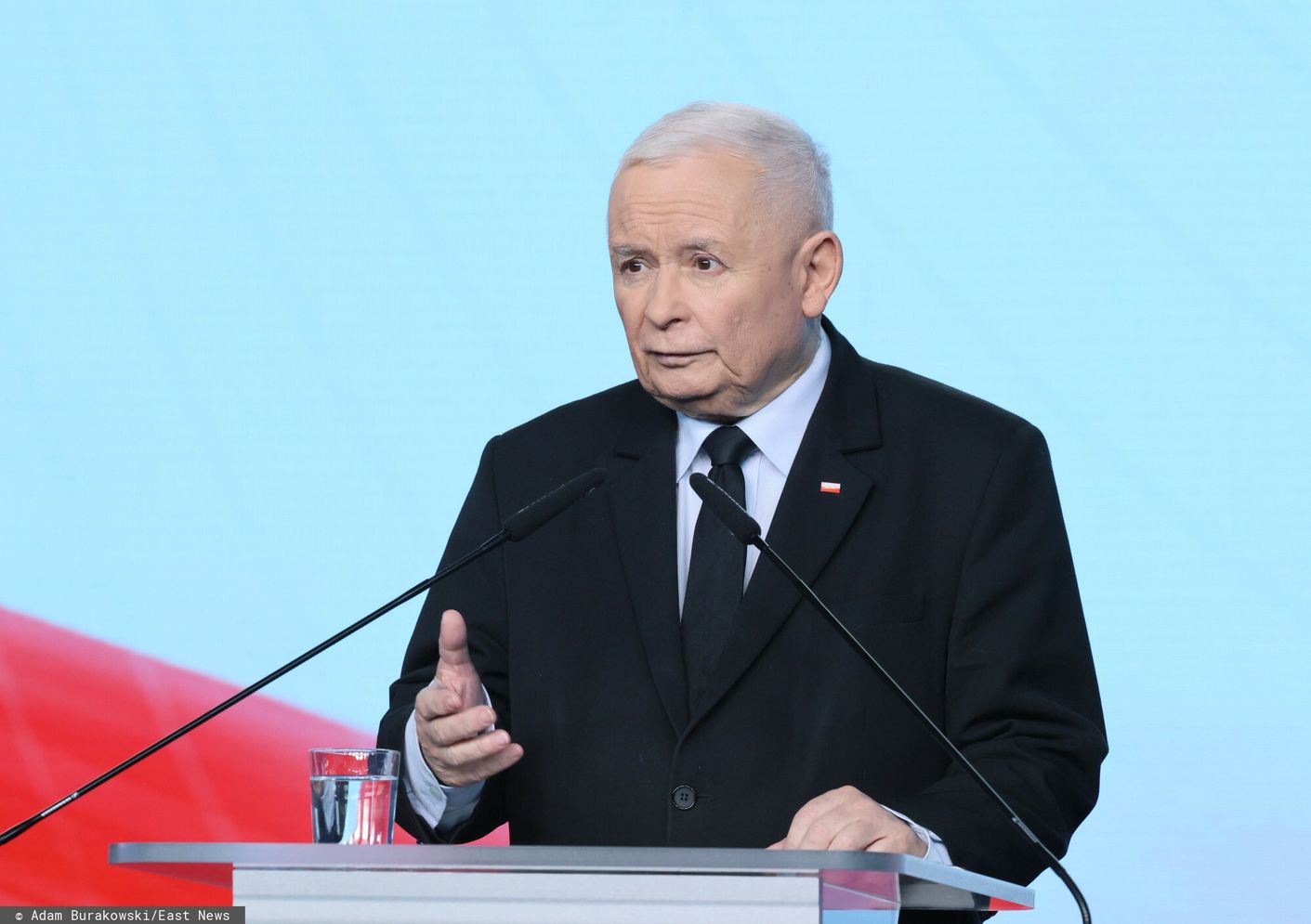 wirtualnapolska's tweet card. Prezes PiS Jarosław Kaczyński zaprezentował w piątek "Deklarację Polską". W dokumencie zapisano m.in., że "za przestępcze działania Donald Tusk i jego współpracownicy zostaną pociągnięci do odpowie...