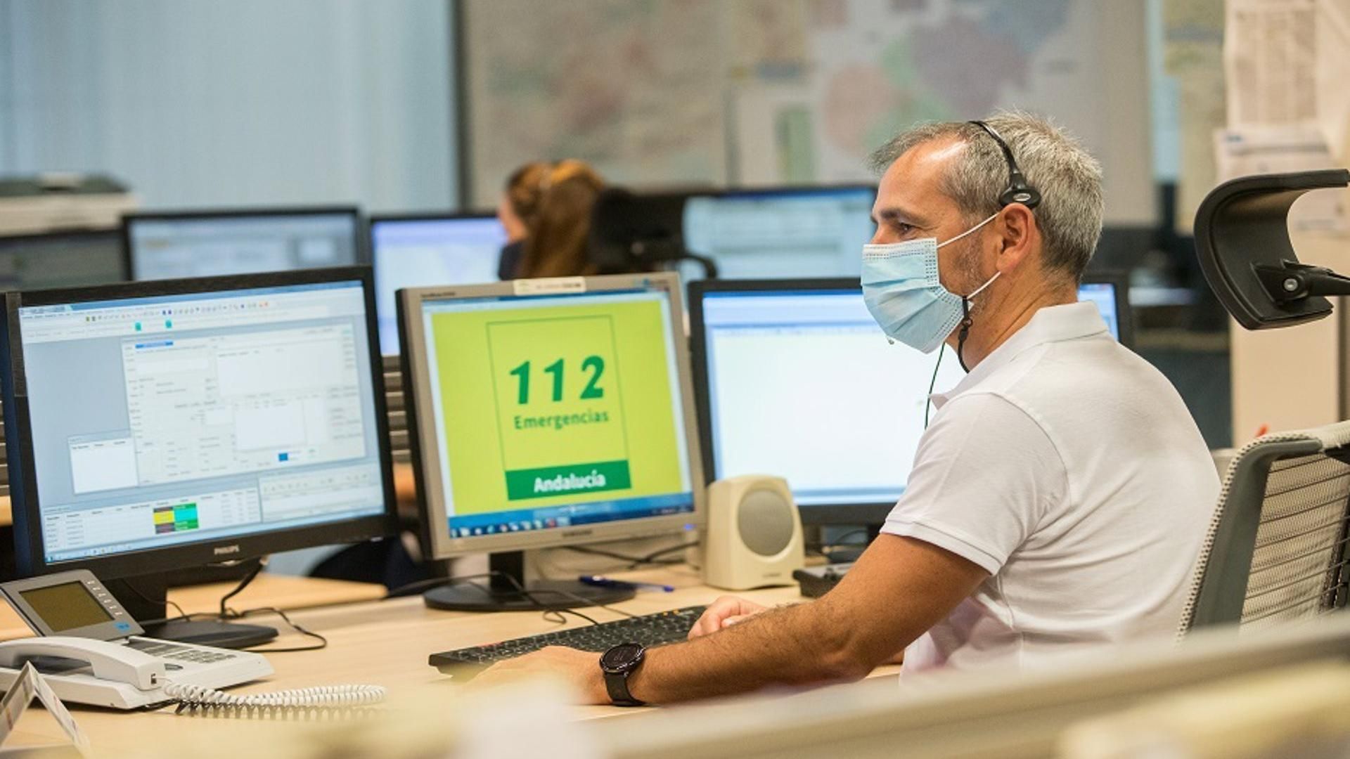 cuatro's tweet card. Efectivos de emergencias rastrean desde la madrugada de este viernes el cauce de la rambla de Mulería, en Cuevas del Almanzora (Almería) , para loca