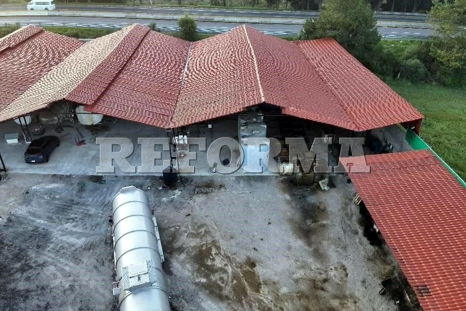 ProyectoDossier's tweet card. A sólo un kilómetro de distancia del cuartel de la SSP de Morelos, fuerzas federales desmantelaron un centro de almacenamiento de huachicol.