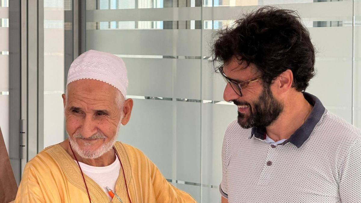 fedecedo's tweet card. Tras dos años de conflicto, el alcalde de Premià de Mar, Rafa Navarro, rubricó ayer el acuerdo entre el Ayuntamiento y la comunidad islámica Al-ttauba para que ésta