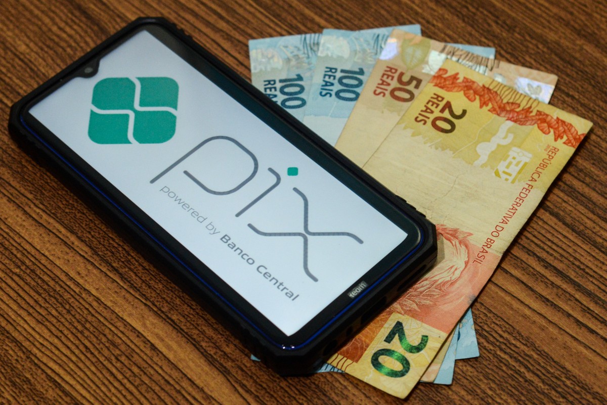 thassius's tweet card. Banco Central possui contrato com a Amazon. Outros bancos utilizam serviços do Google, Microsoft e Oracle para concluir as transações digitais.