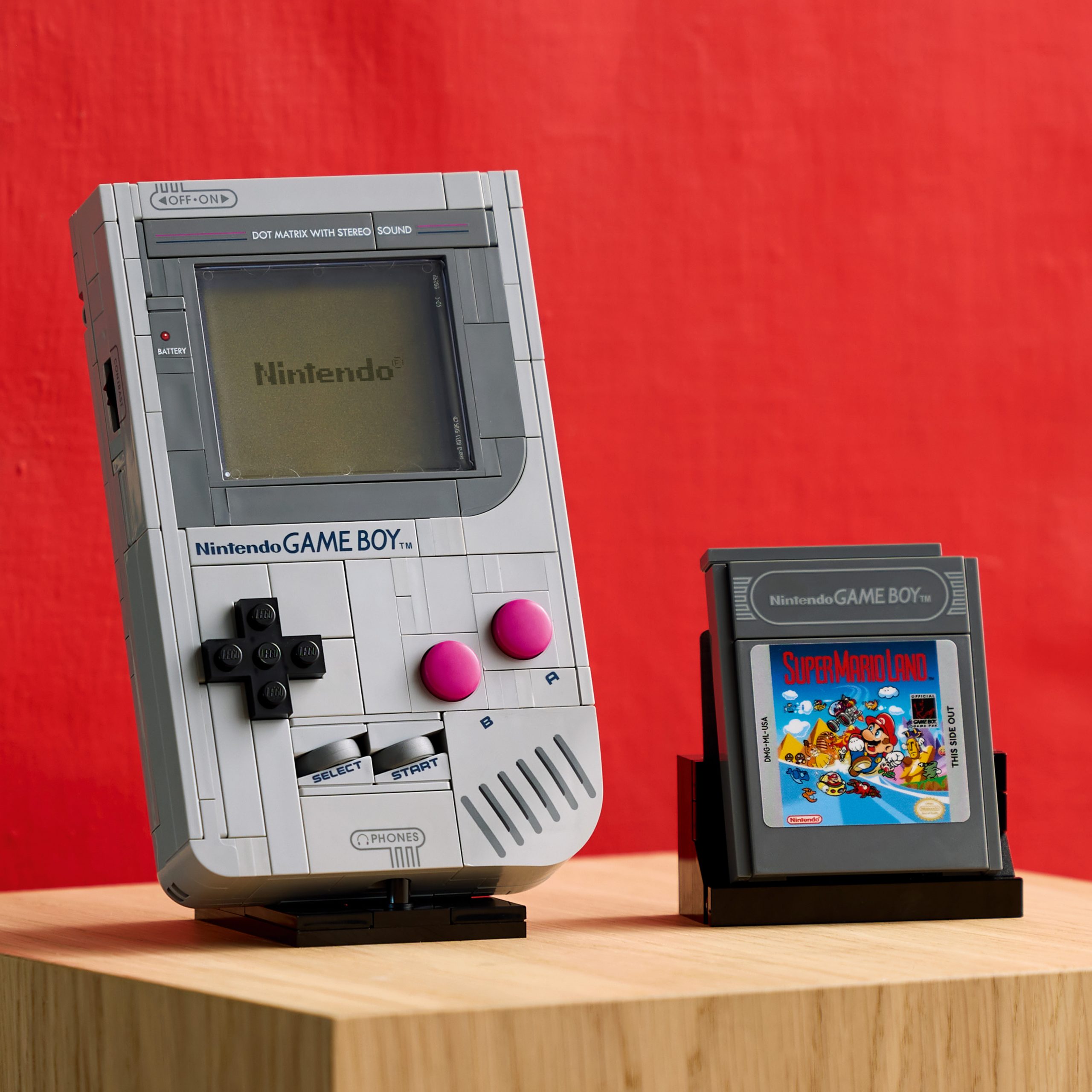 GameCoverFR's tweet card. Pour célébrer une époque culte du jeu vidéo, le Groupe LEGO dévoile une version en briques d’une icône incontournable : la Game Boy originale de Nintendo.