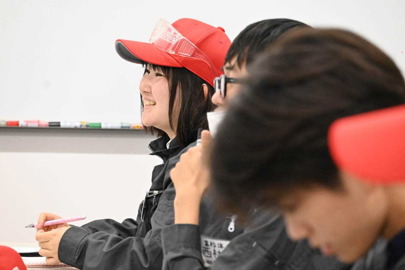 kogakuinJS's tweet card. こんにちは、広報室です。今日は工学院大学「ものづくり支援センター」で行われた自動車部の安全講習会同行レポートです。この講習会は工作機械を使う大学生も必ず受講するもので、自動車の製作のために頻繁に工房に通う中高の生徒たちの安全を守る学びの機会です。 自動車部の中高生たちが最初に学ぶのは、”ハインリッヒの法則”と”安全の3…