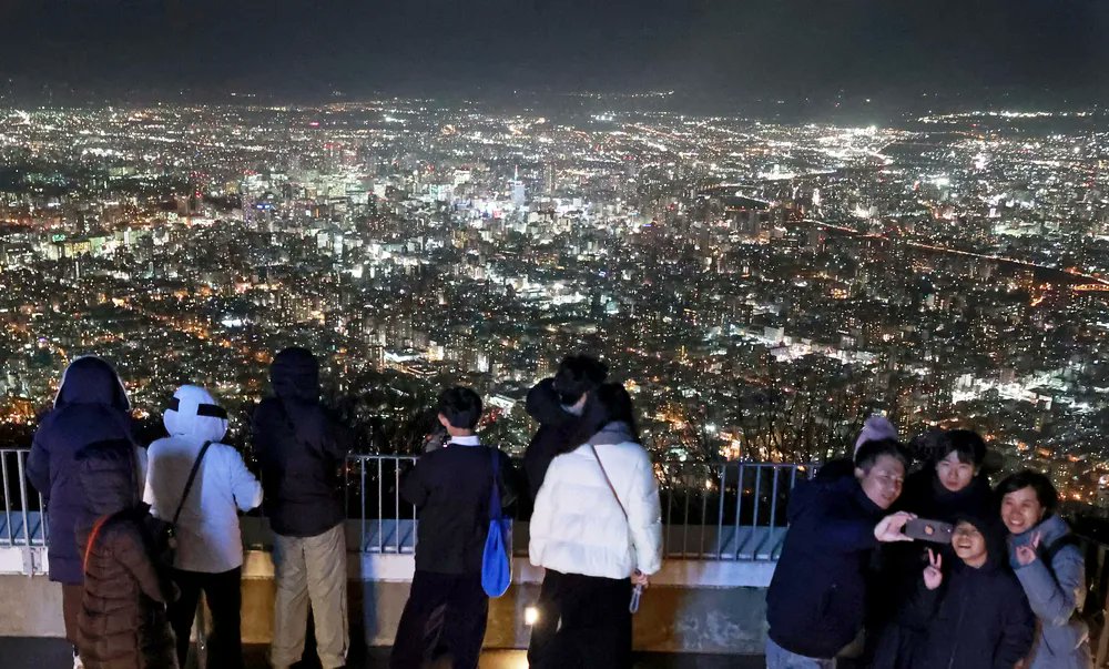 doshin_pr's tweet card. 札幌市の「札幌もいわ山ロープウェイ」を運営する札幌振興公社は30日から、機械の故障のため運休しているミニケーブルカーの代替輸送手段としてマイクロバスを運行する。...