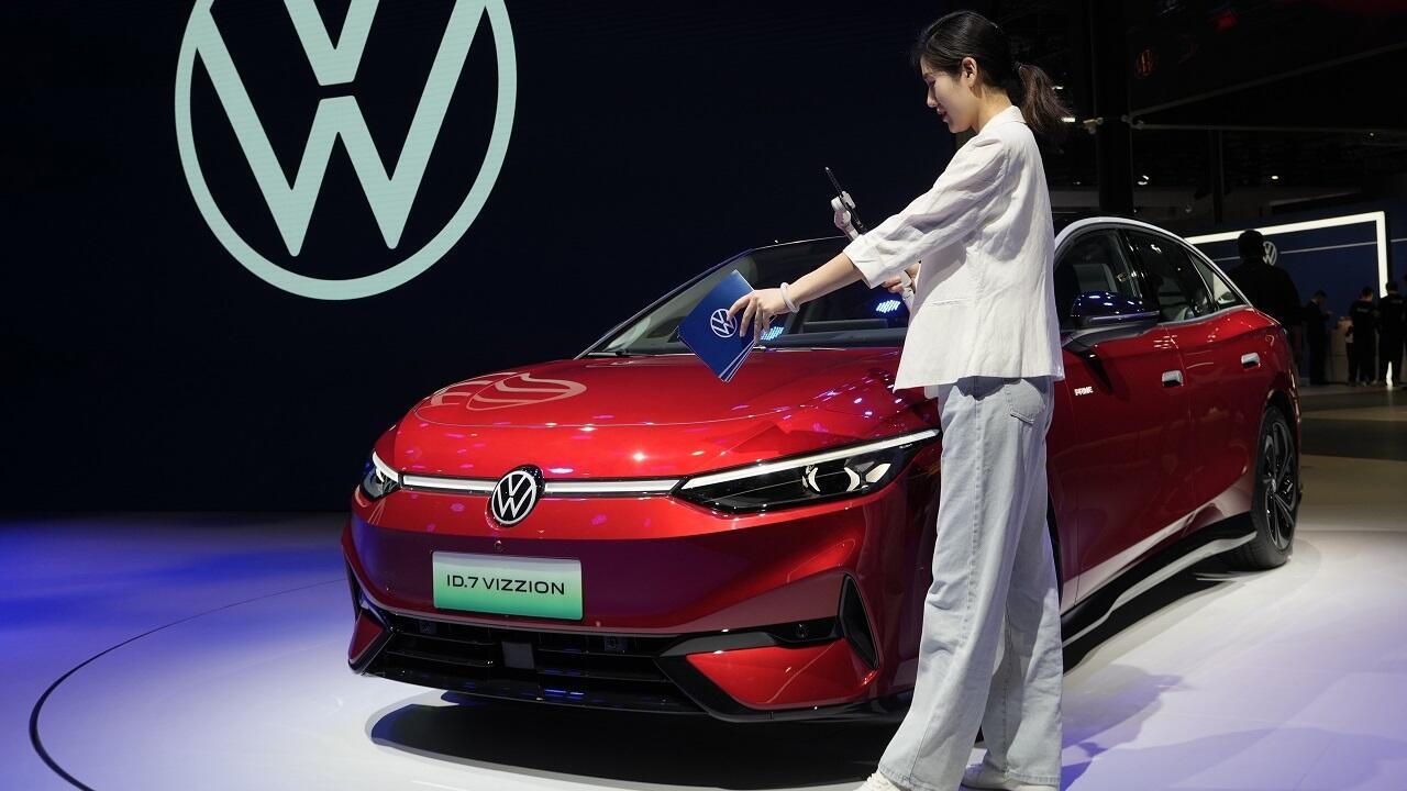 univbordeaux's tweet card. Pour la première fois, le constructeur automobile chinois BYD devance l’Américain Tesla en nombre de voitures électriques vendues dans le monde au quatrième trimestre 2023. La guerre fait rage entre…