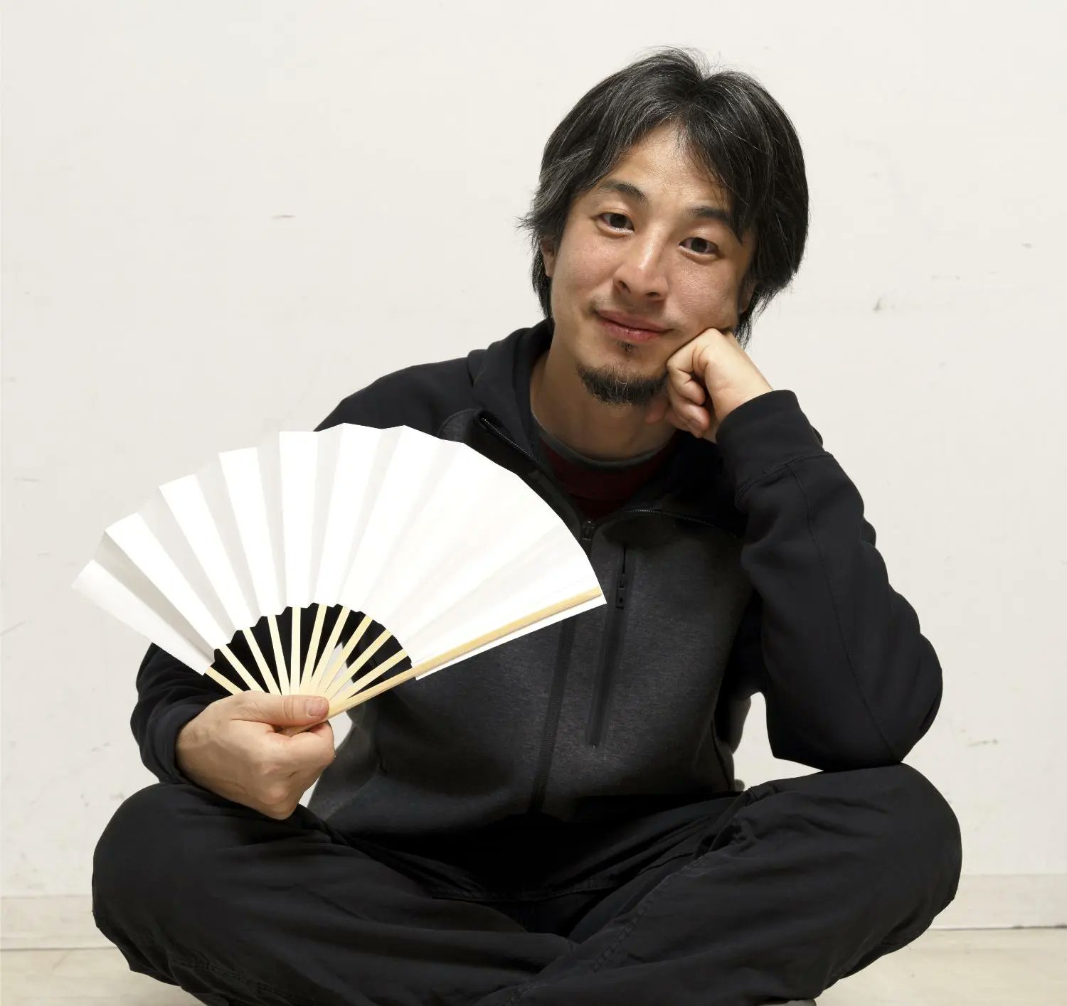 weekly_SPA's tweet card. 2025年の参院選でも大票田となった氷河期世代。就職難に非正規雇用、低年収に大増税時代で手取りは減り、これから待ち受けるのは親の介護と老後破綻。そんな不遇で苦しい人生を生きる氷河期世代とともに、同世…