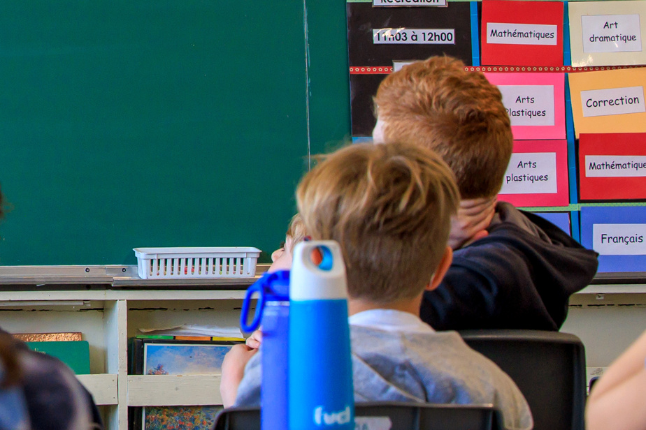 PasBourgeois's tweet card. Devant la grogne généralisée, Québec injectera finalement 540 millions supplémentaires dans le réseau scolaire pour préserver les services aux élèves.
