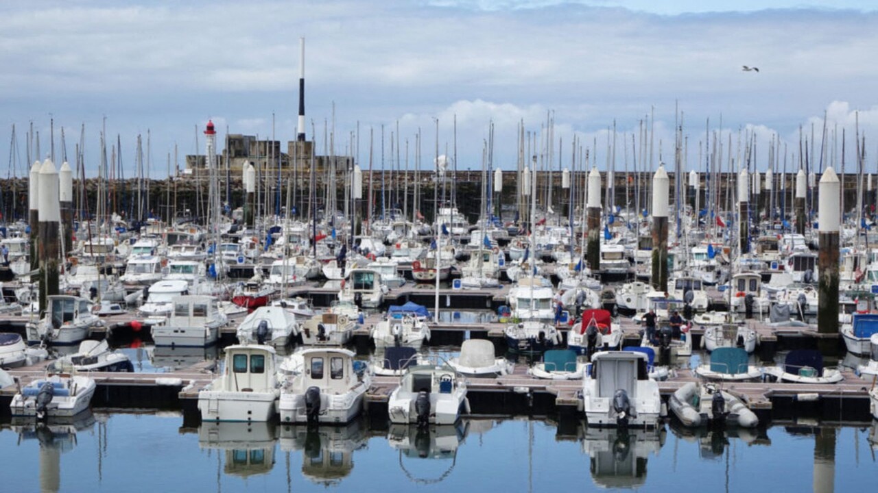 76actu's tweet card. Un voilier transportant illégalement des migrants a été intercepté dimanche 20 juillet 2025 près des côtes anglaises. Il était parti du port de plaisance du Havre.