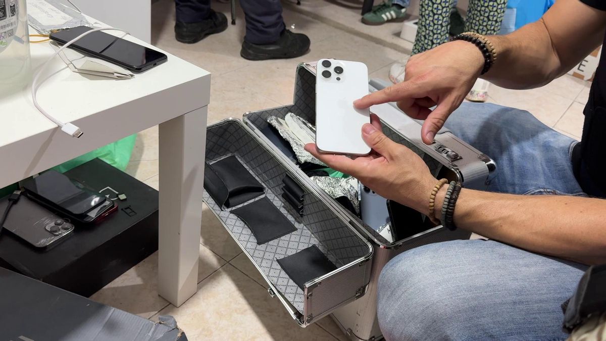 elperiodico's tweet card. Los Mossos desarticulan las 'estructuras criminales' que controlaban el comercio ilícito de teléfonos, cometía estafas y después los enviaba a Asia y Marruecos