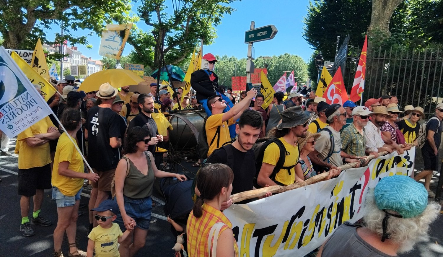 attac_fr's tweet card. En cet été 2025, nous vivons un moment citoyen, populaire majeur. Il aura en effet fallu le vote expéditif et sans débat de la Loi Duplomb, la reprise des travaux de l'A69 et…