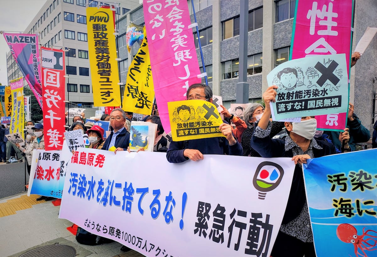 fre4first's tweet card. 退陣論が浮上した石破茂首相（自民党総裁）を巡って、25日午後7時から首相官邸前で激励デモ「＃石破辞めるな　官邸前激励0725」が予定されている。X（旧ツイッター）上では赤、黒、白の3色をあしらったデ