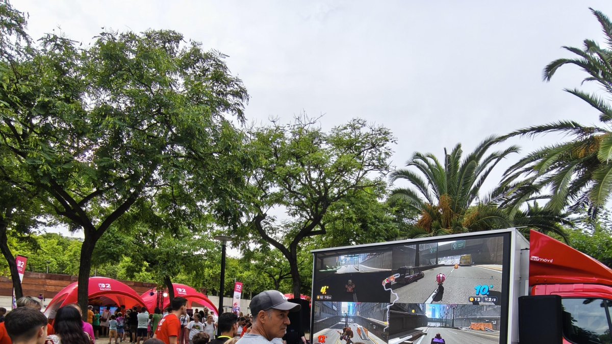 diaridtarragona's tweet card. Nintendo presenta Switch 2, su nueva consola, en la villa marinera. Hasta el sábado, centenares de familias se acercan al Parc del Pescador para probar los nuevos lanzamientos exclusivos de la...